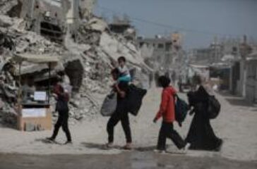 Israeli forces besiege Gaza hospital as Hamas offers truce terms